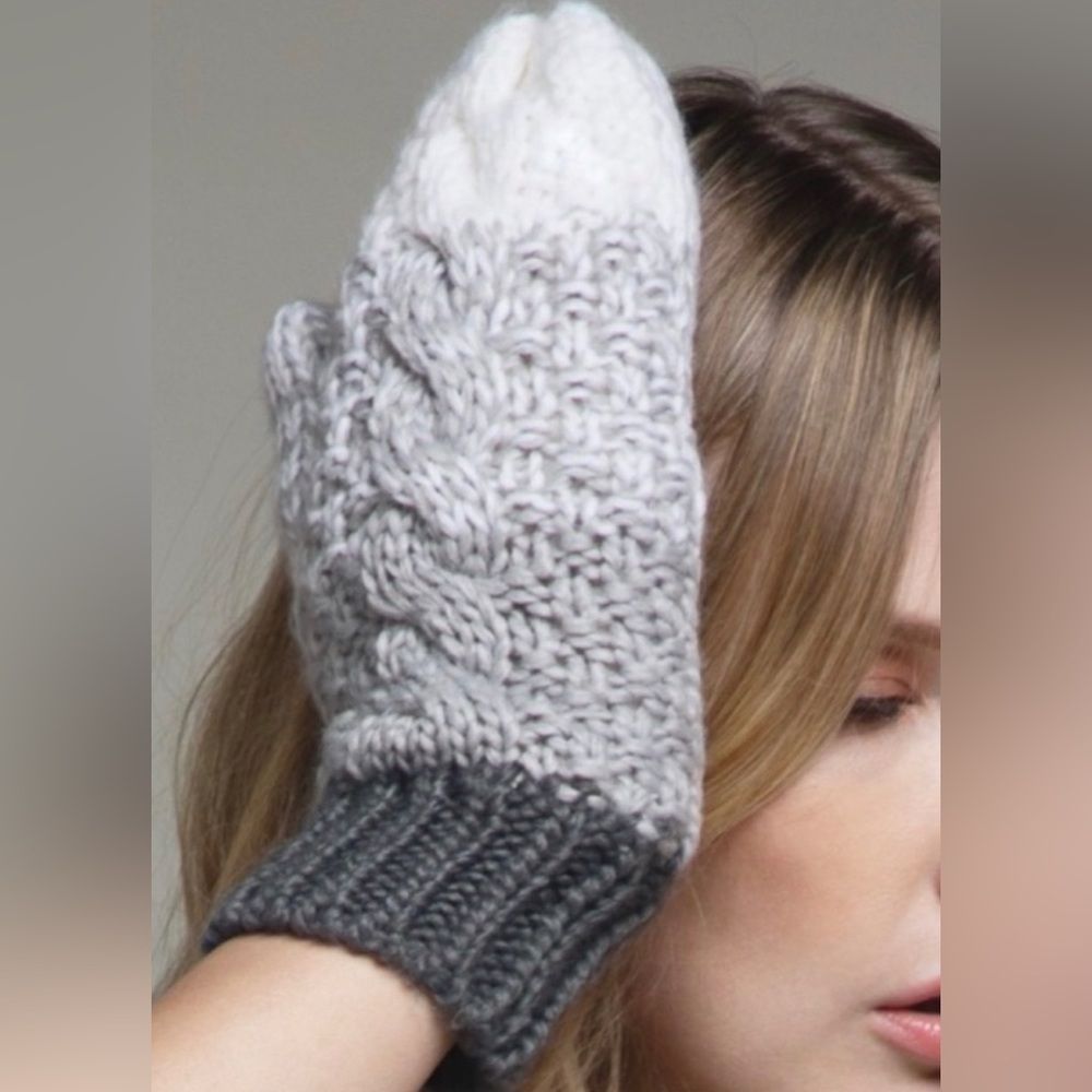 Chunky stripe cable knit fur mittens